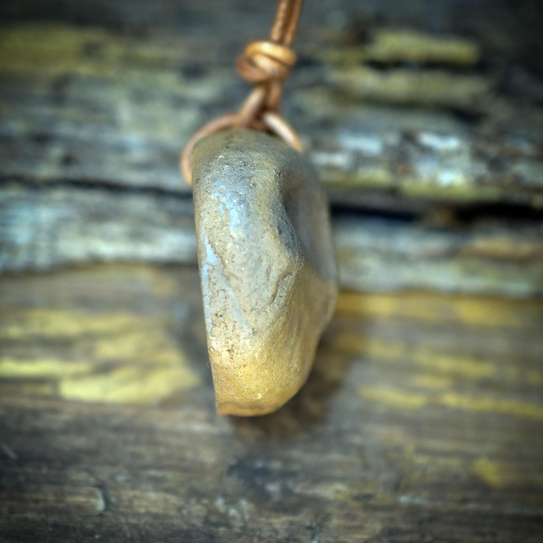 Eulen Amulett aus Ton mit Lederband, Urgöttin Tonanhänger Krafttier, Shamanischer Schmuck Naturgeist, Archaischer Hexenschmuck AMU093