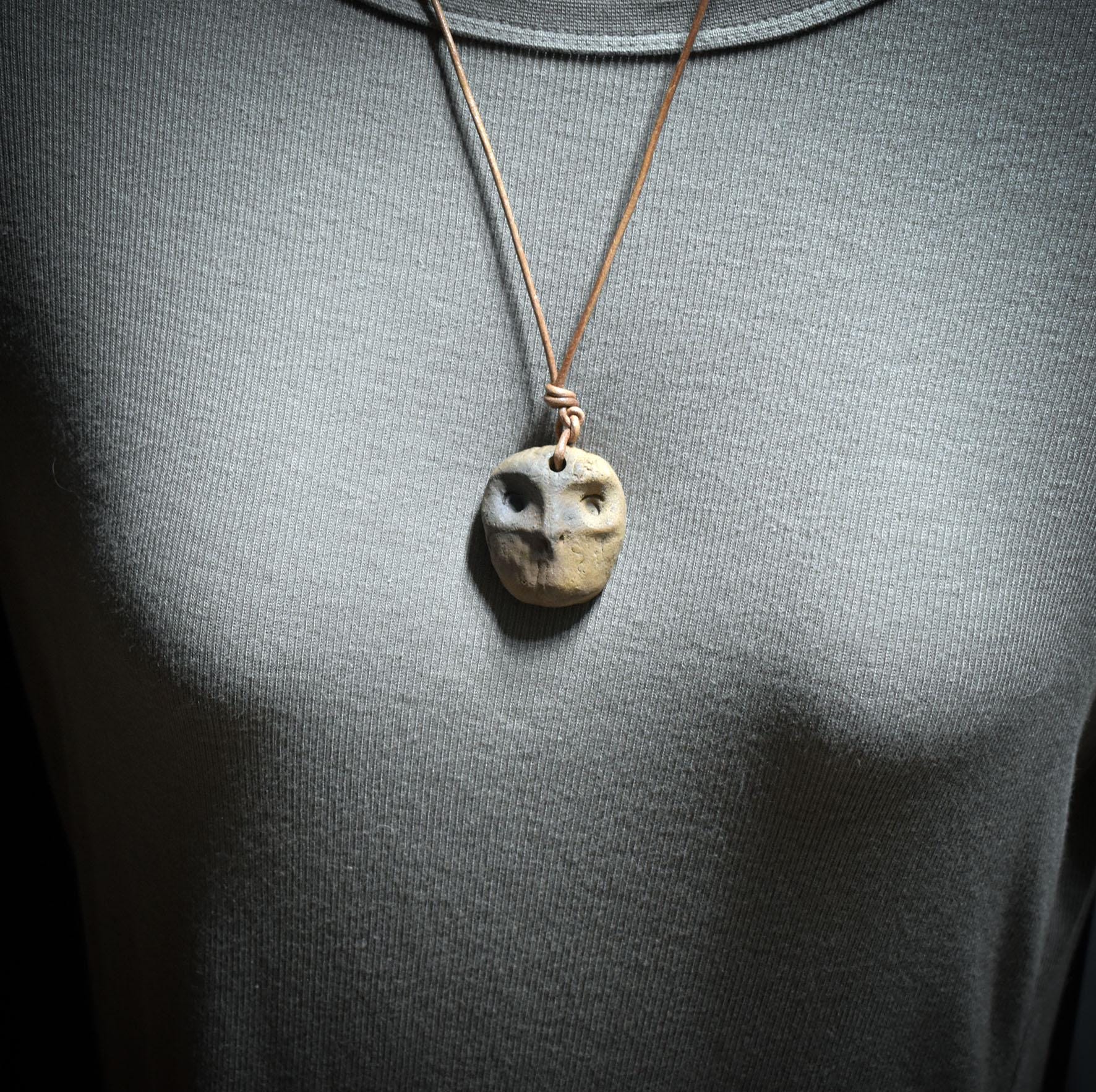 Eulen Amulett aus Ton mit Lederband, Urgöttin Tonanhänger Krafttier, Shamanischer Schmuck Naturgeist, Archaischer Hexenschmuck AMU093