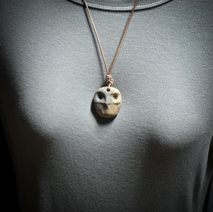 Eulen Amulett aus Ton mit Lederband, Urgöttin Tonanhänger Krafttier, Shamanischer Schmuck Naturgeist, Archaischer Hexenschmuck AMU093