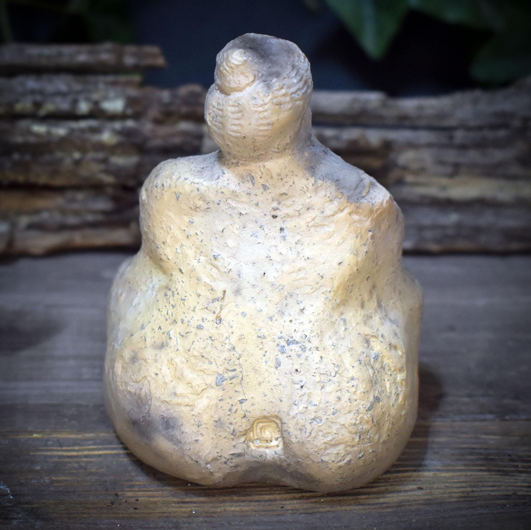 Urgöttin Keramik Figur mit Spirale, Archaische Göttinnenstatue, Altar Deko Naturspiritualität, Schamanische Mutter Erde Plastik SKU294