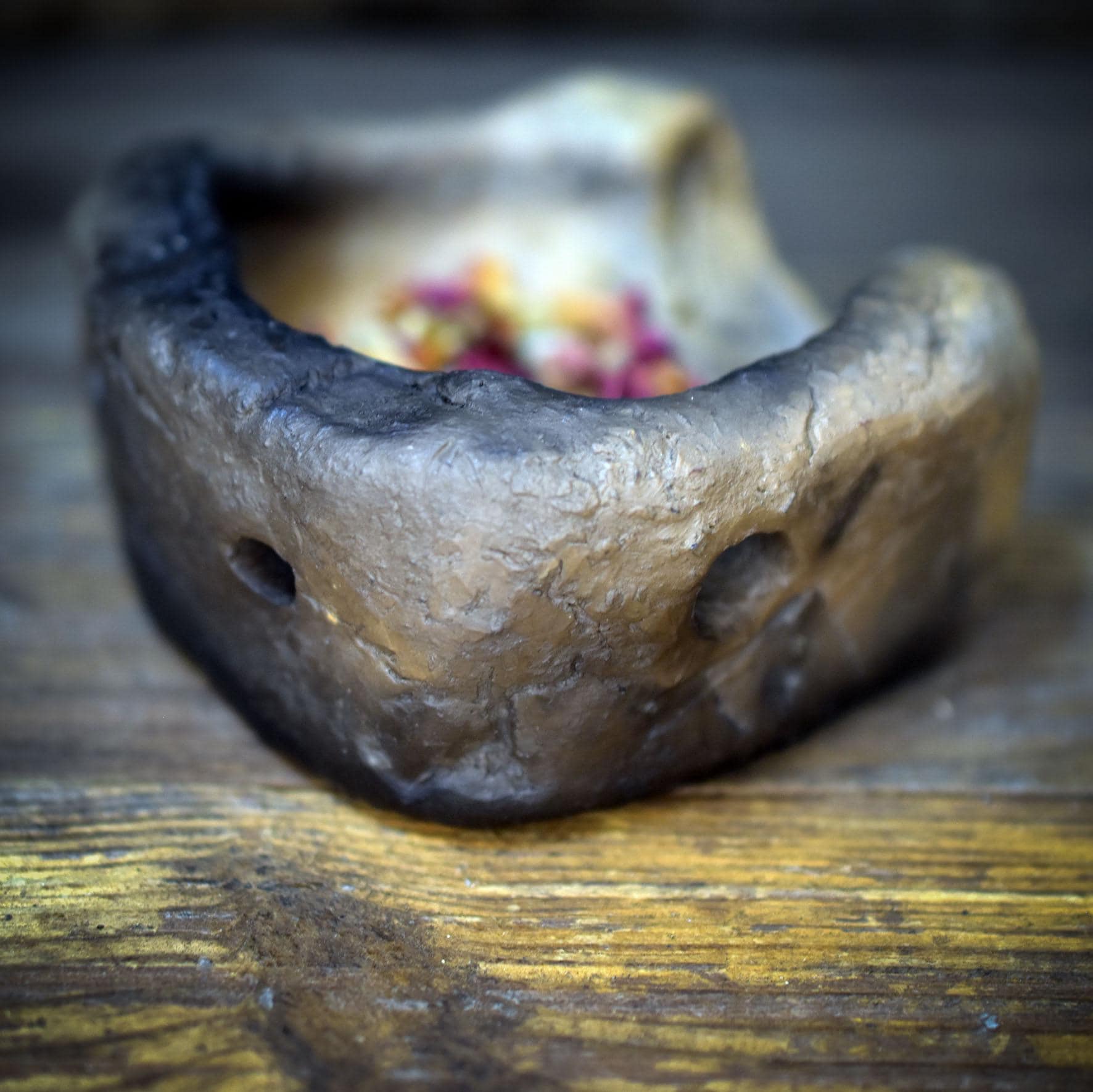 Räucherschale aus Ton, Archaisches Räuchergefäß handgemacht, Schamanische Altar Deko erdig, Keramik Schale für Harze & Kräuter RÄG081
