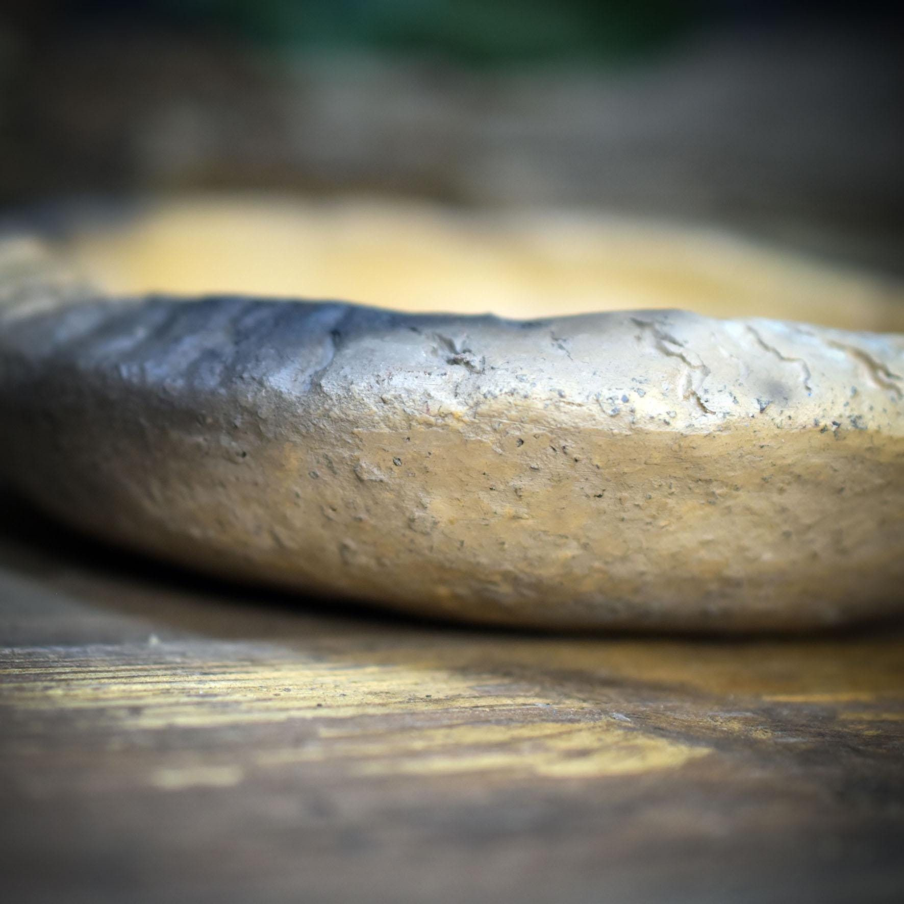 Räucherschale mit Ammonit, Urzeit Keramik Räuchergefäß handgemacht, Schamanische Altar Deko erdig, Fossilien Schale für Kräuter RÄG082