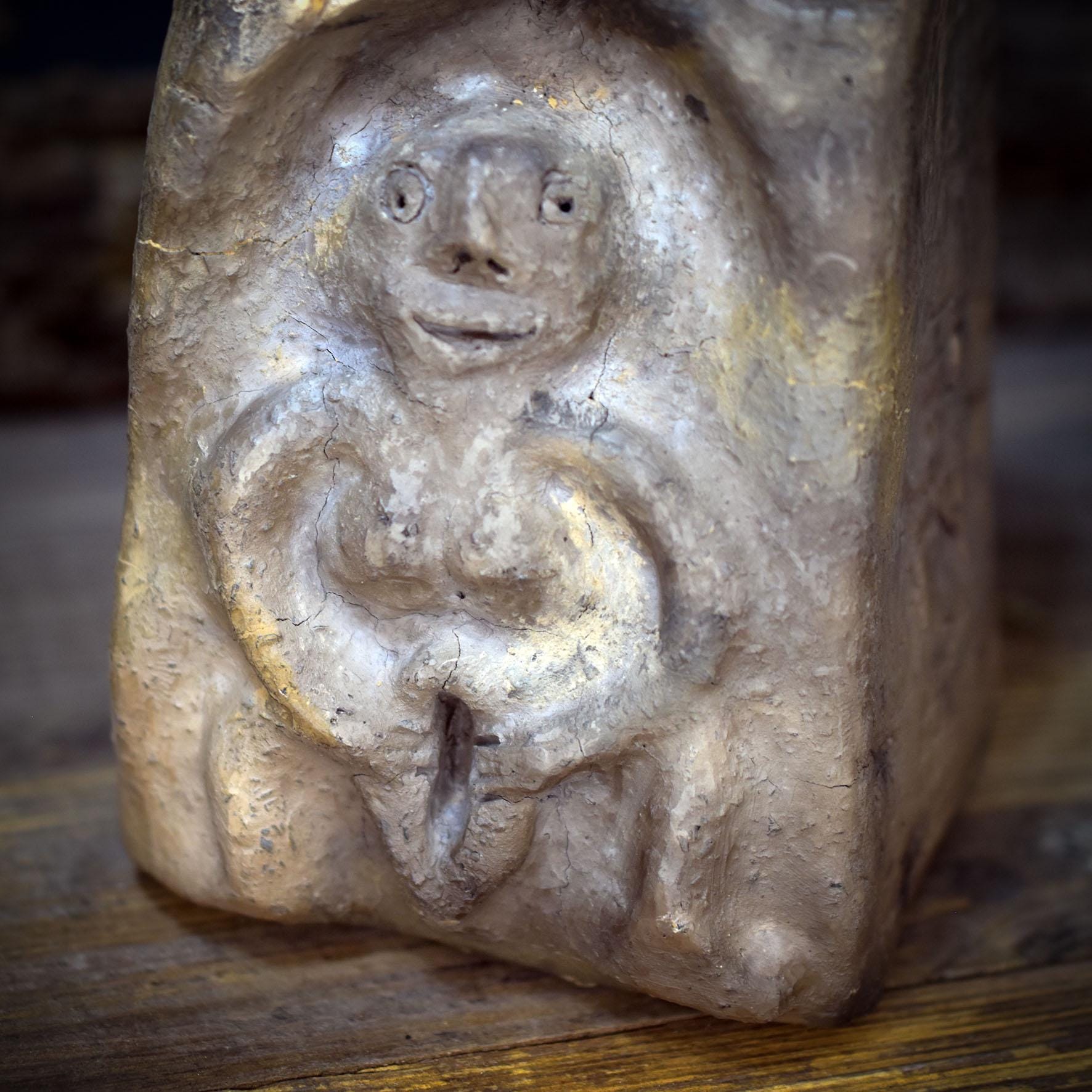 Sheela na Gig Backflow Räuchergefäß Ton, Teelichthalter Kelten Schutzgöttin massiv, Archaische Skulptur Rauchwasserfall erdig RÄH070