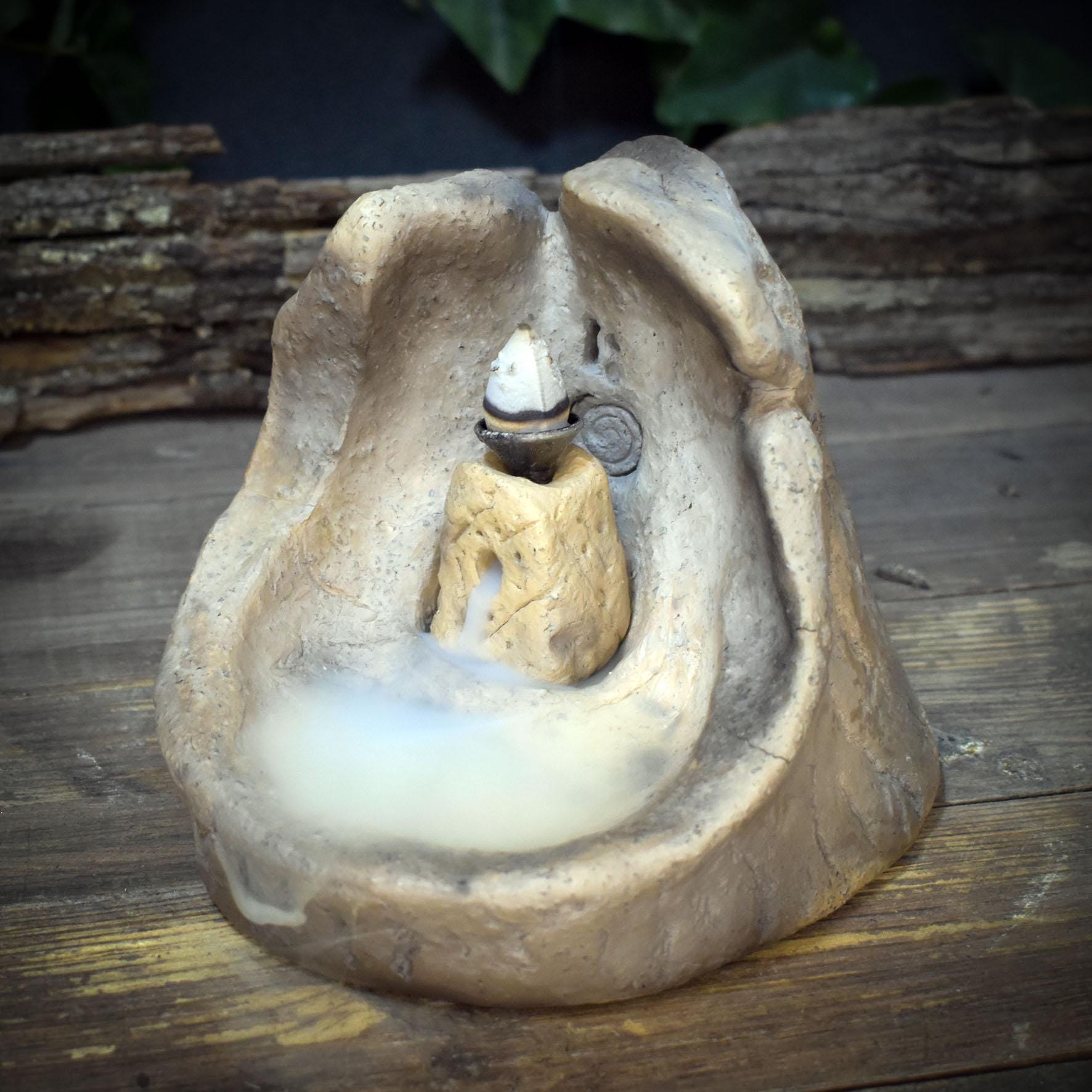 Ton Altar mit Backflow Räuchergefäß, Ammonit Relief Spirale, Schamanische Deko, Rauchwasserfall Keramik, Archaischer Hausaltar RÄH072