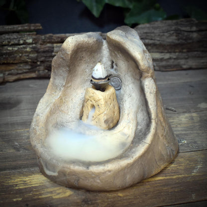 Ton Altar mit Backflow Räuchergefäß, Ammonit Relief Spirale, Schamanische Deko, Rauchwasserfall Keramik, Archaischer Hausaltar RÄH072