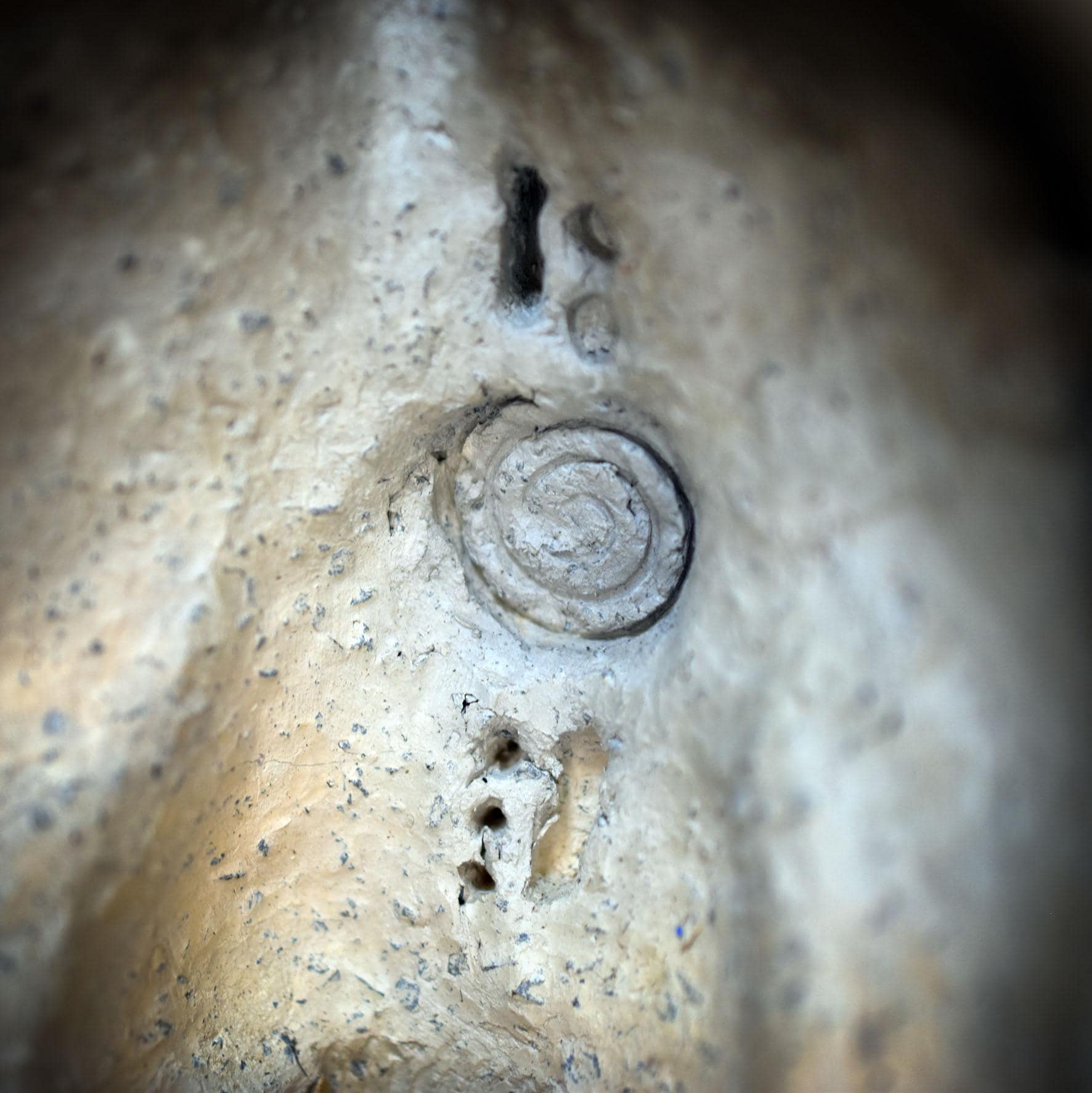 Ton Altar mit Backflow Räuchergefäß, Ammonit Relief Spirale, Schamanische Deko, Rauchwasserfall Keramik, Archaischer Hausaltar RÄH072