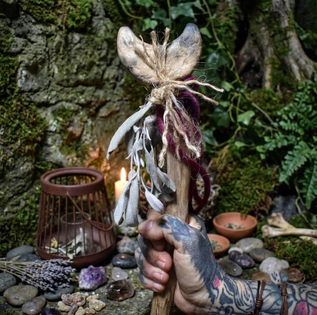 Ritualstab „Intuition“ – Halbmond aus Ton mit Amethysten, Kupfer und Wolle - Art.Nr.: RST034