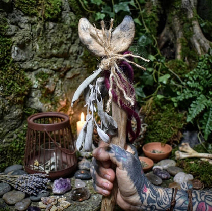 Ritualstab „Intuition“ – Halbmond aus Ton mit Amethysten, Kupfer und Wolle - Art.Nr.: RST034