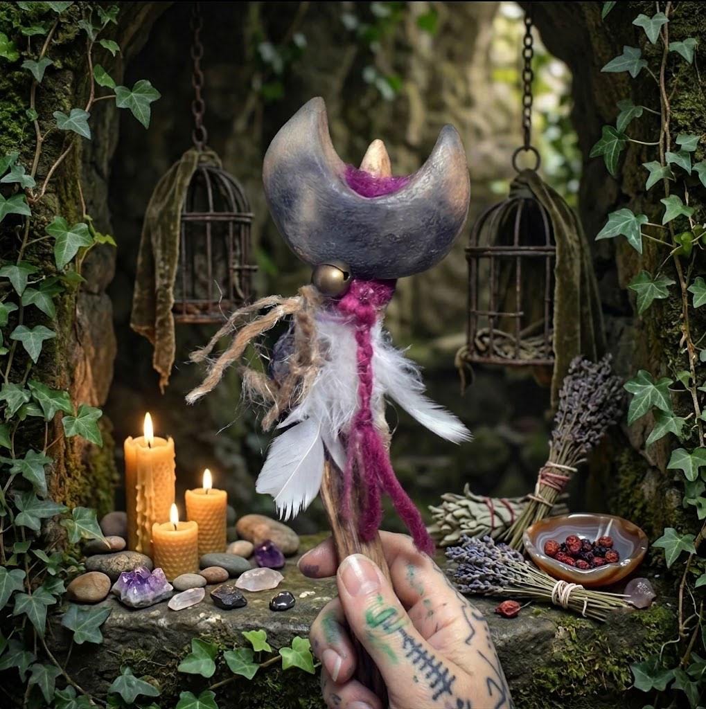 Ritualstab Intuition – Halbmond aus traditionell gebranntem Ton mit Amethyst & Kupfer - Art.Nr.: RST032