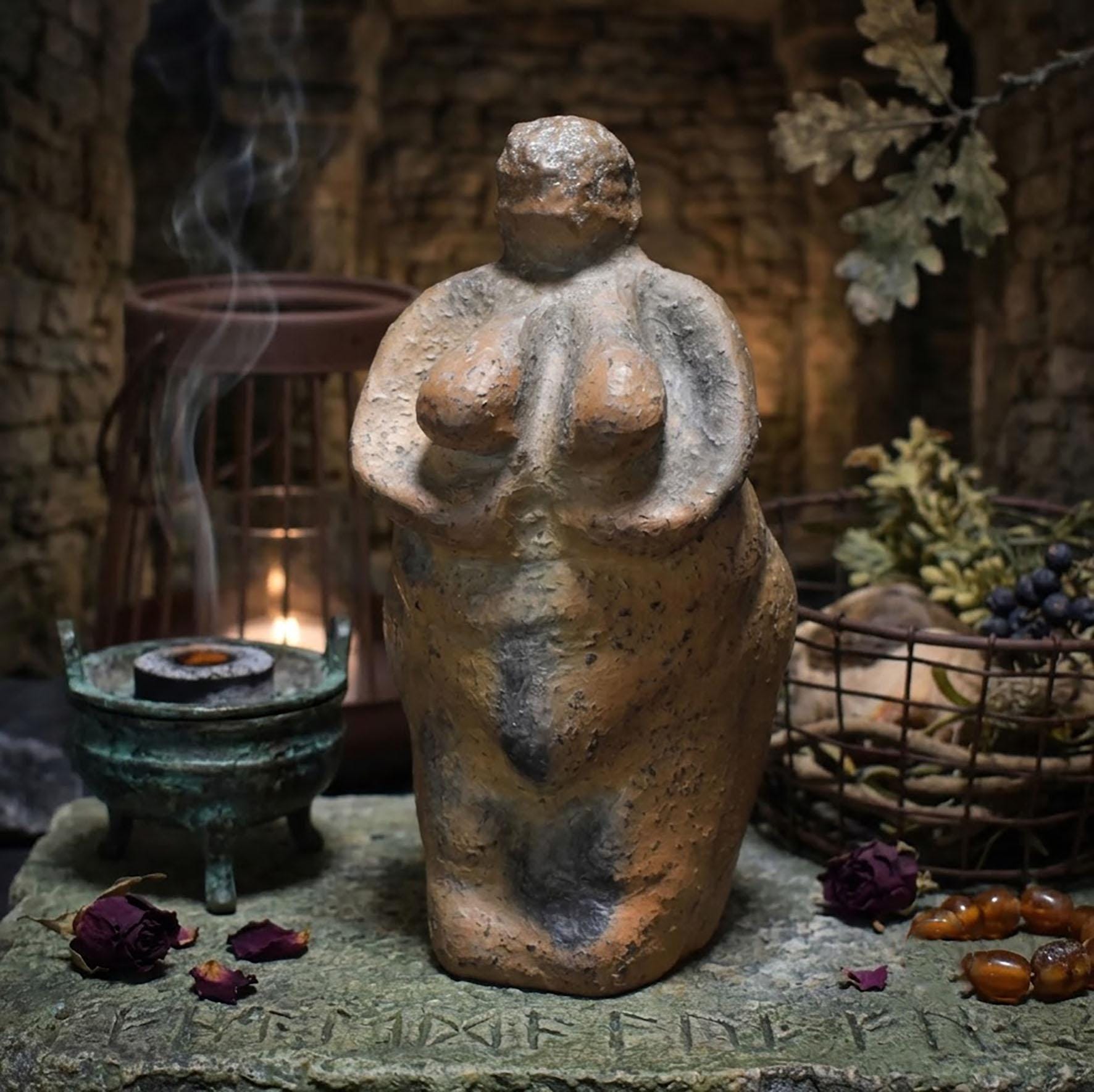Handgefertigte Venus Statue aus Ton – Rauchbrandkunstwerk symbolisierend das Matriarchat und die Fruchtbarkeit