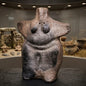 Handgefertigte prähistorische Venus Skulptur - Spirituelle Dekoration aus Ton im Rauchbrand vollendet - individuelles Wohnambiente