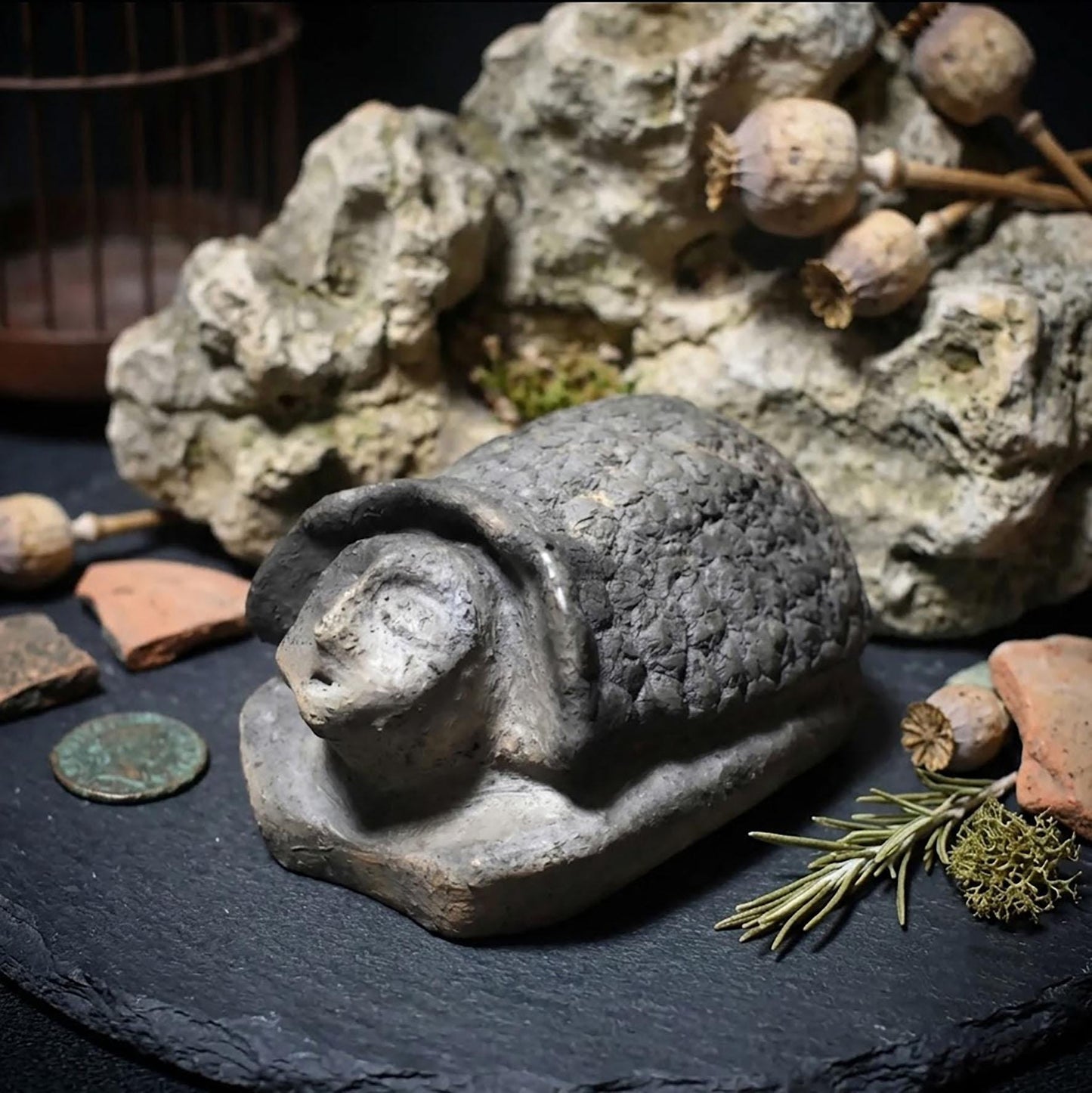 Hüterin der Zeit – Schildkröten-Skulptur mit menschlichem Antlitz - Traditionelle Rauchbrandkunst mit symbolischer Tiefe - Art.Nr.: SKU118