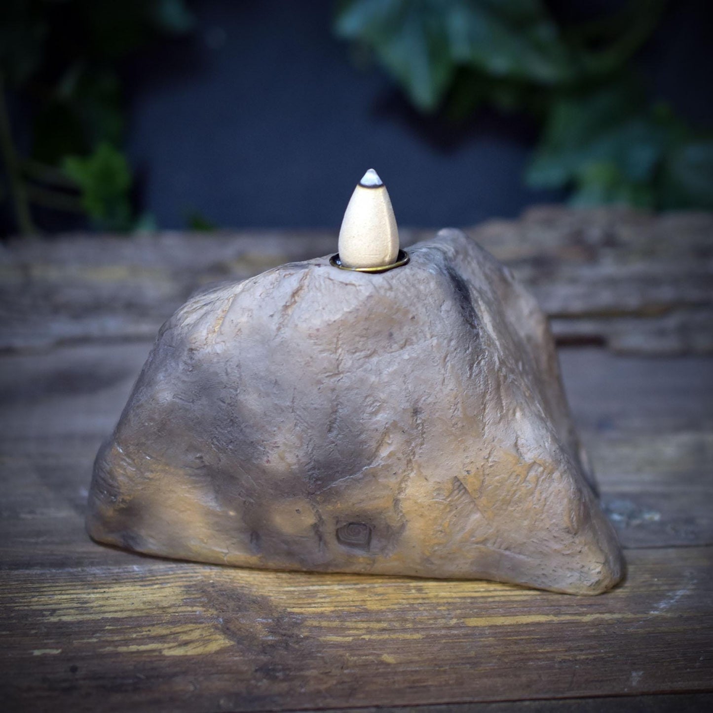 Kleiner Altar Ton Rauchbrand | Backflow Räucherhalter Labyrinth | Spirituelles Geschenk Räucherwasserfall Grotte Unikat 740g RÄH070