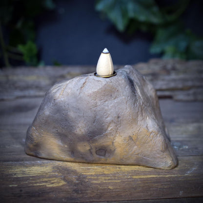 Kleiner Altar Ton Rauchbrand | Backflow Räucherhalter Labyrinth | Spirituelles Geschenk Räucherwasserfall Grotte Unikat 740g RÄH070