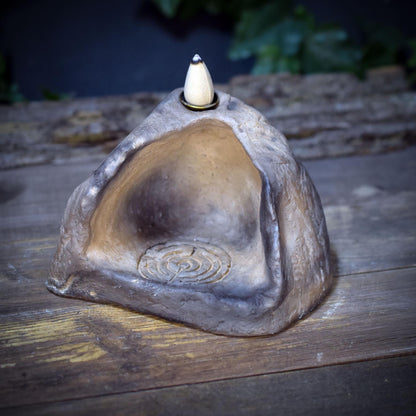 Kleiner Altar Ton Rauchbrand | Backflow Räucherhalter Labyrinth | Spirituelles Geschenk Räucherwasserfall Grotte Unikat 740g RÄH070