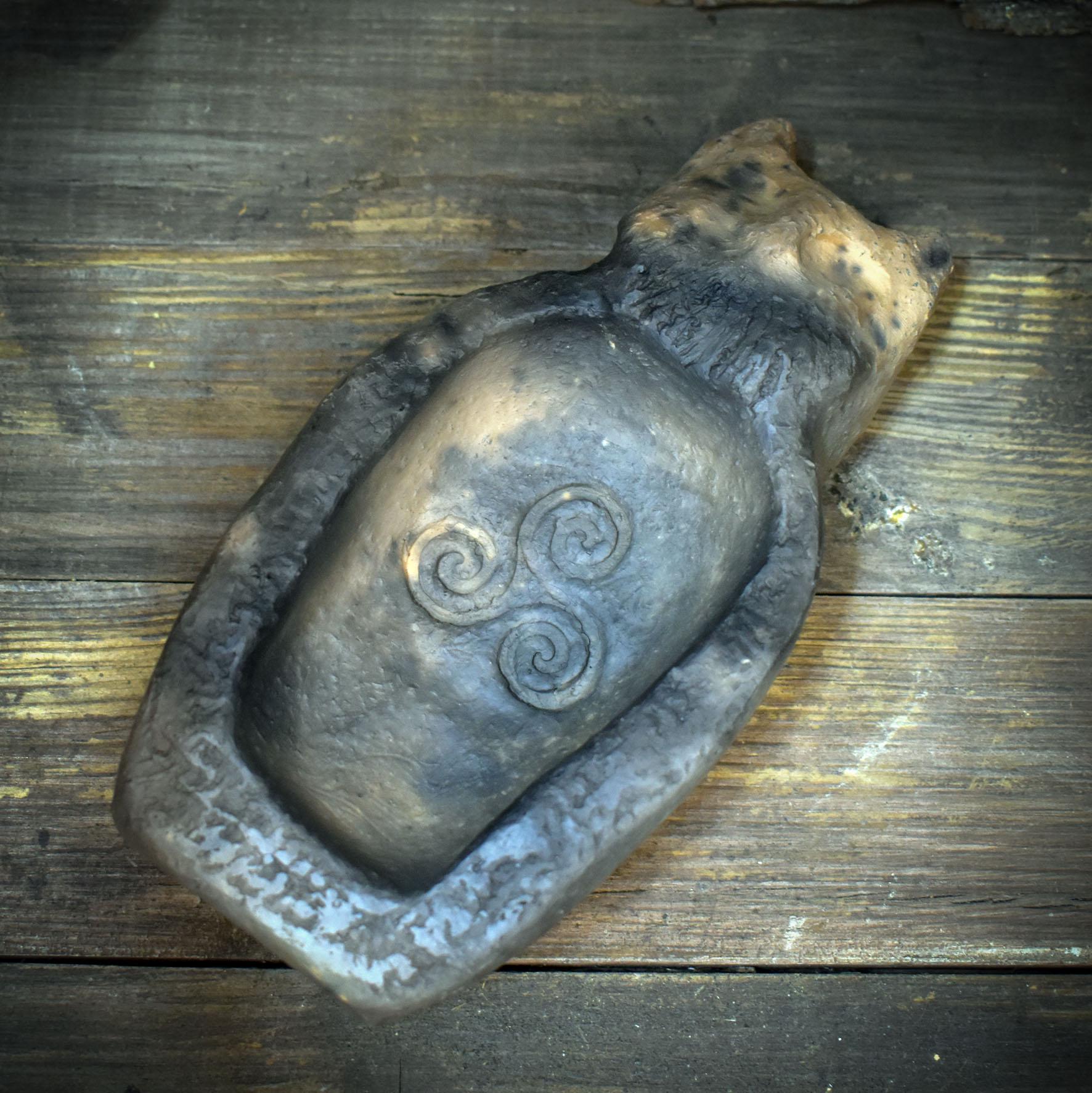 Räucherschale Cernunnos Keramik | Archaische Tonschale mit Triskele | Kelten Kunst Rauchritual Gefäß Unikat RÄG093