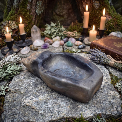 Räucherschale Cernunnos Keramik | Archaische Tonschale mit Triskele | Kelten Kunst Rauchritual Gefäß Unikat RÄG093