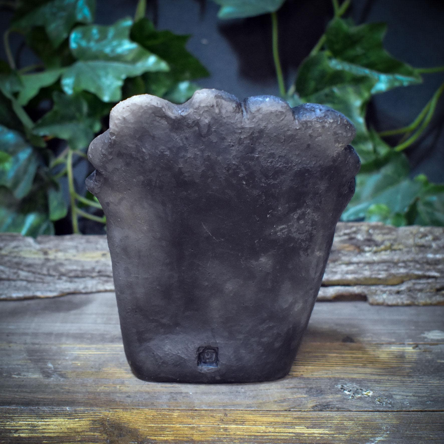Skulptur Maske Keramik handgeformt | Archaische Maske Erdsymbol & Donnerkeil | Heidnische Kunst Altar Unikat SKU299
