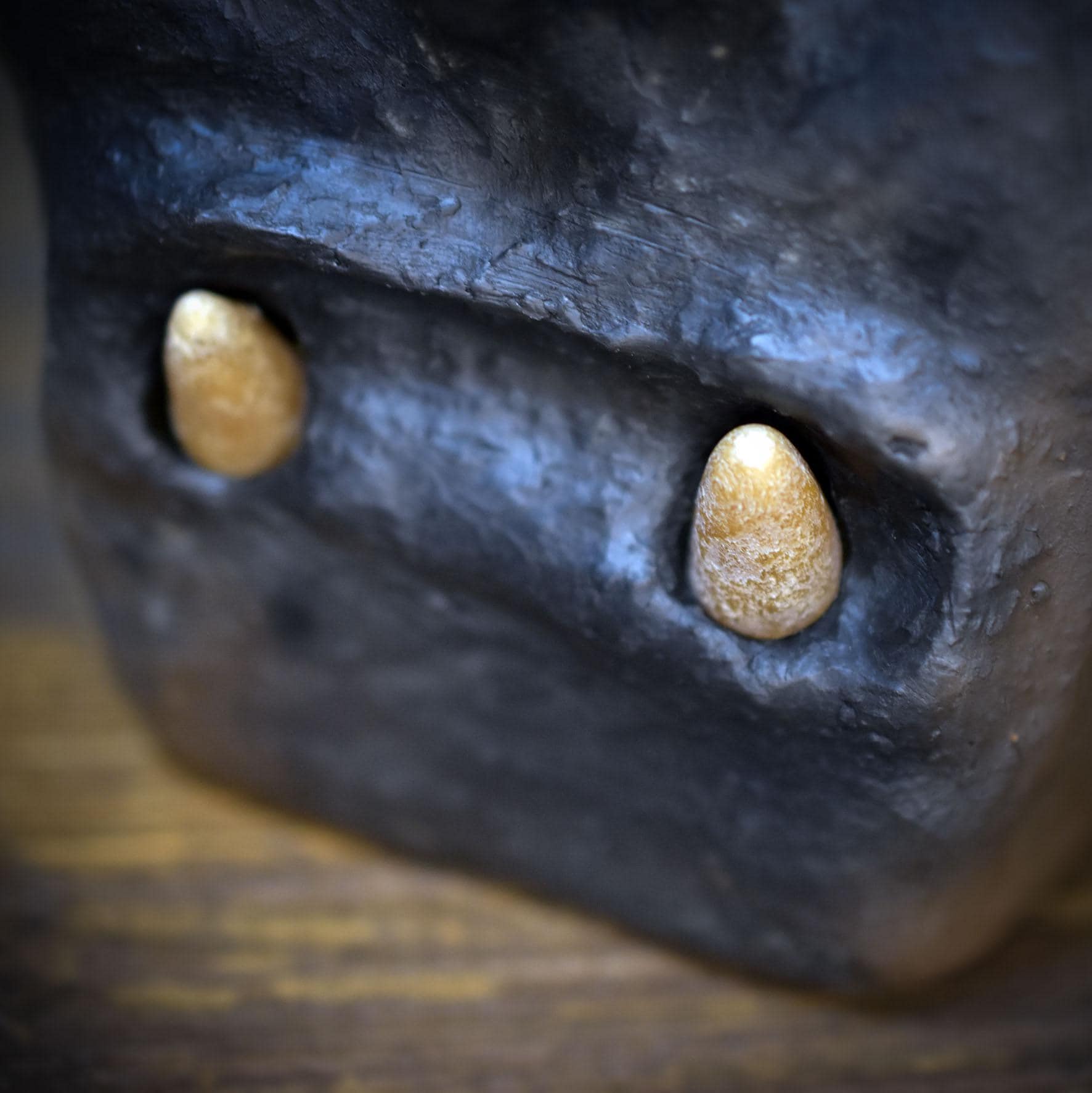 Skulptur Maske Keramik handgeformt | Archaische Maske Erdsymbol & Donnerkeil | Heidnische Kunst Altar Unikat SKU299