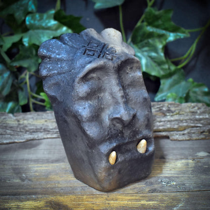 Skulptur Maske Keramik handgeformt | Archaische Maske Erdsymbol & Donnerkeil | Heidnische Kunst Altar Unikat SKU299