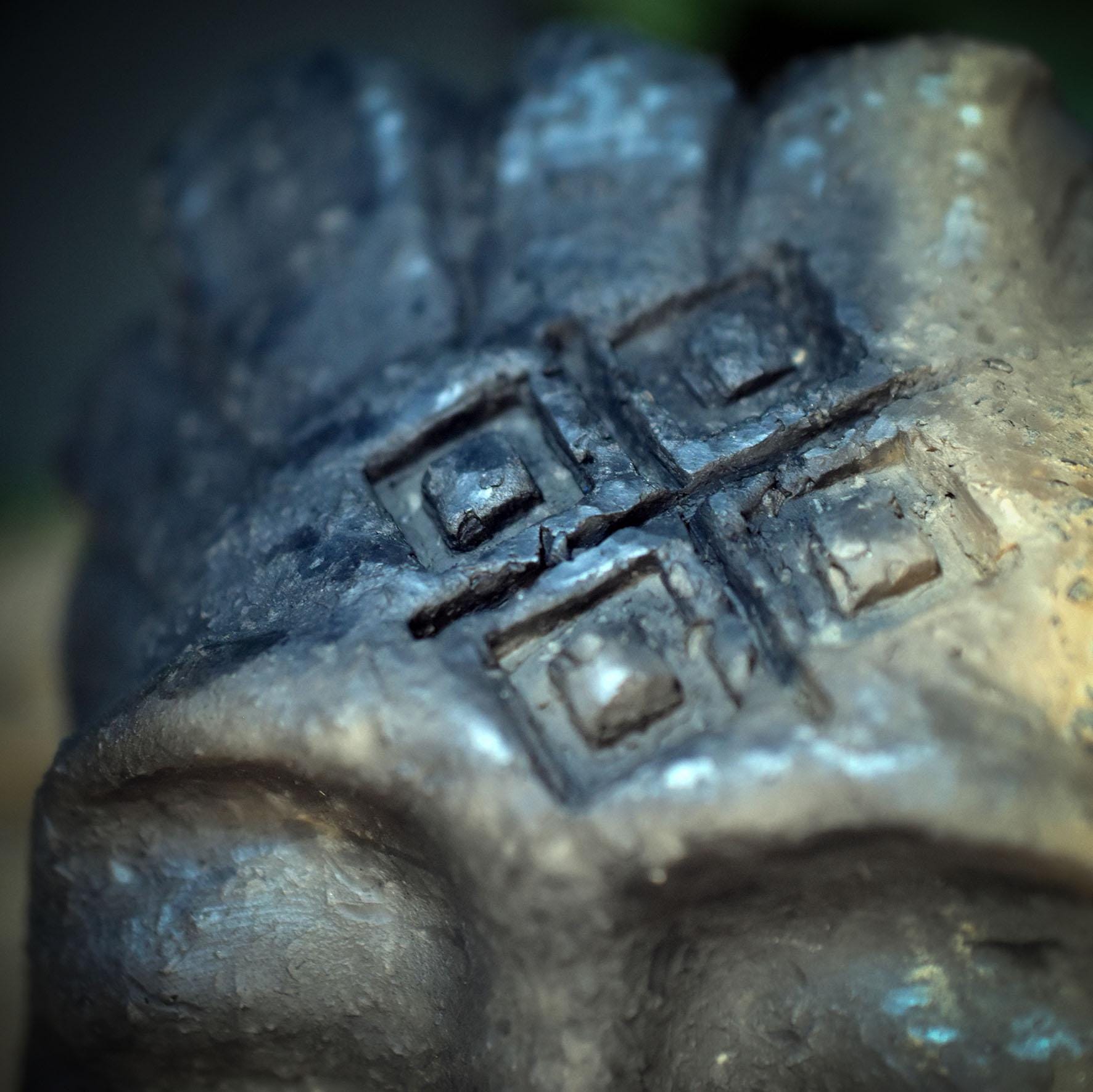 Skulptur Maske Keramik handgeformt | Archaische Maske Erdsymbol & Donnerkeil | Heidnische Kunst Altar Unikat SKU299