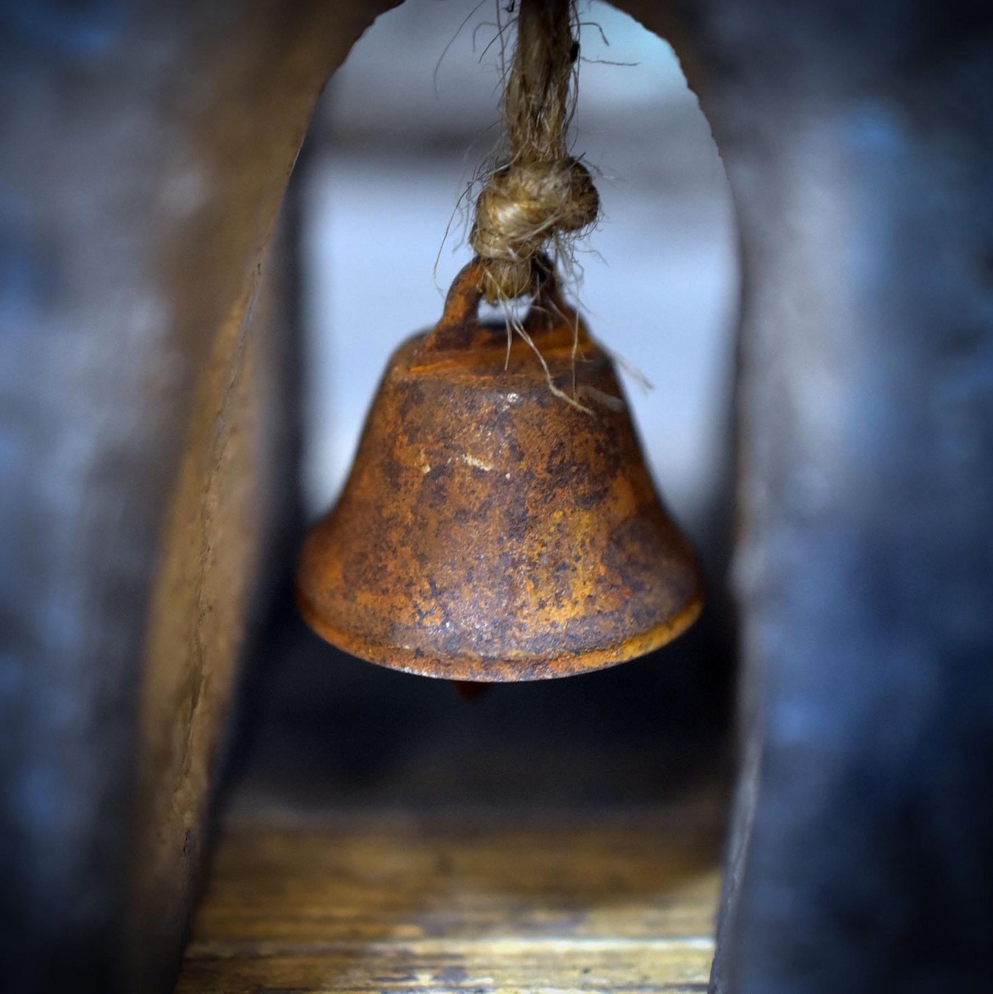 Kerzenhalter Tor Keramik handgeformt | Archaisches Erinnerungslicht Glöckchen | Abschied Trauer Gedenken Unikat AEP010