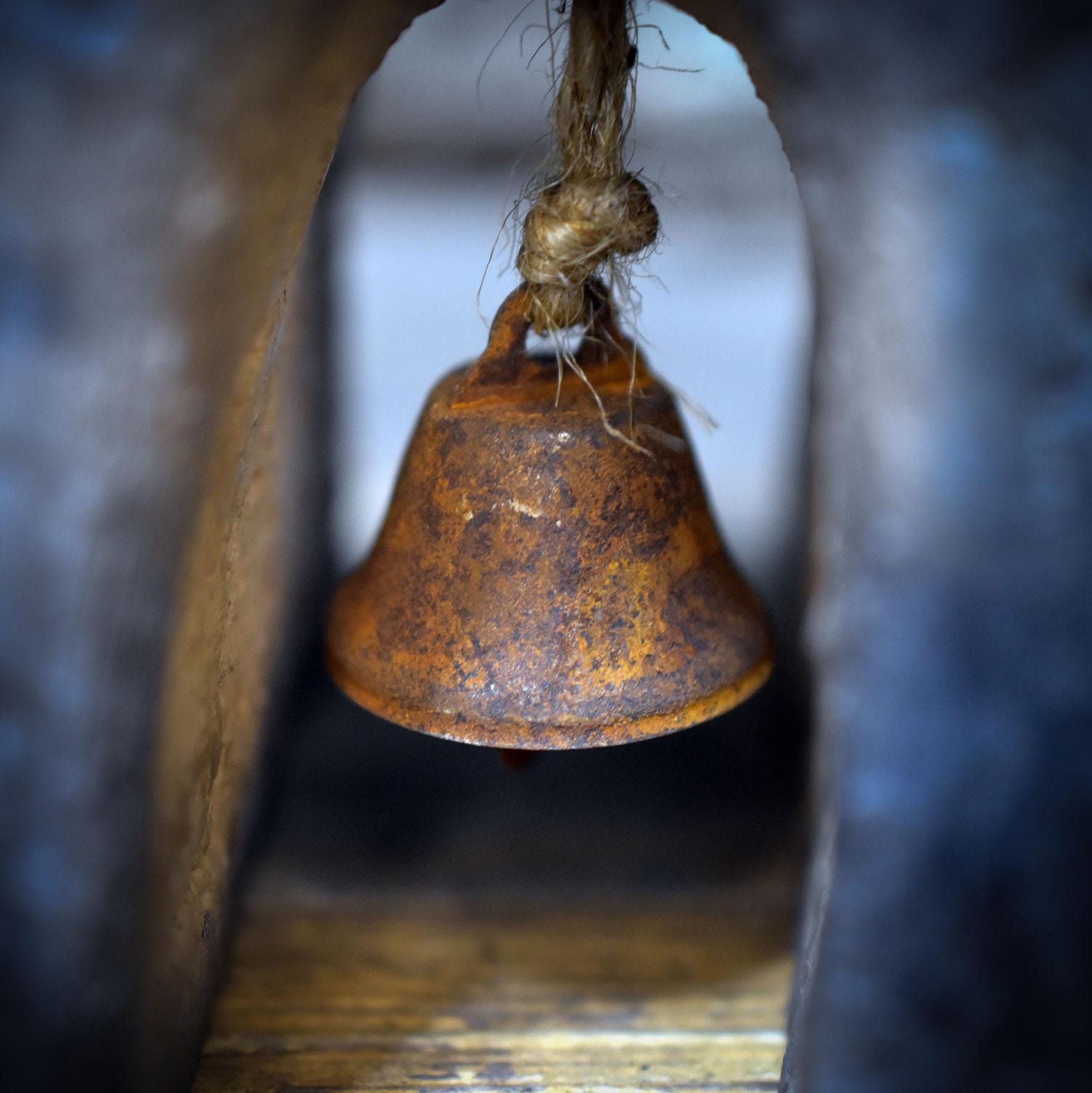 Kerzenhalter Tor Keramik handgeformt | Archaisches Erinnerungslicht Glöckchen | Abschied Trauer Gedenken Unikat AEP010