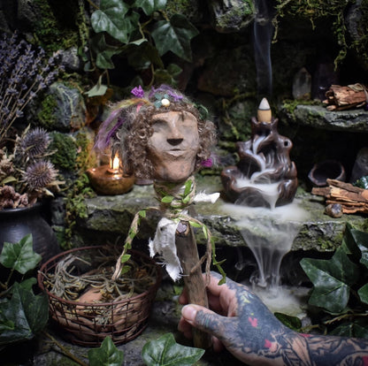 Ritualstab zur Heilung – Rauchbrandkopf der alten Hüterin aus Ton, Rosenquarz & Naturmaterialien