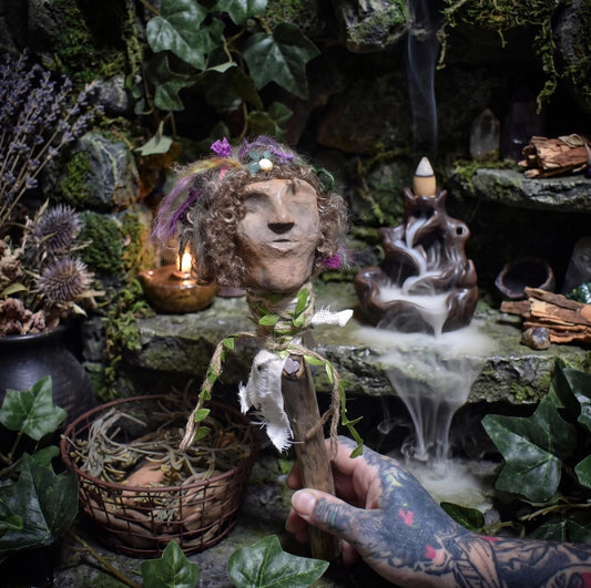 Ritualstab zur Heilung – Rauchbrandkopf der alten Hüterin aus Ton, Rosenquarz & Naturmaterialien