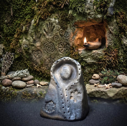 Wintergöttin – Archaische Figur aus traditioneller Rauchbrandkunst