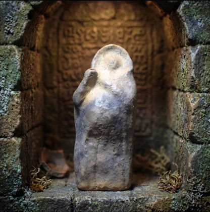 Gebärende Göttin – Archaische Skulptur aus traditioneller Rauchbrandkunst