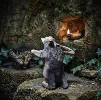 Tanzender Wolf – Archaische Skulptur aus traditioneller Rauchbrandkunst