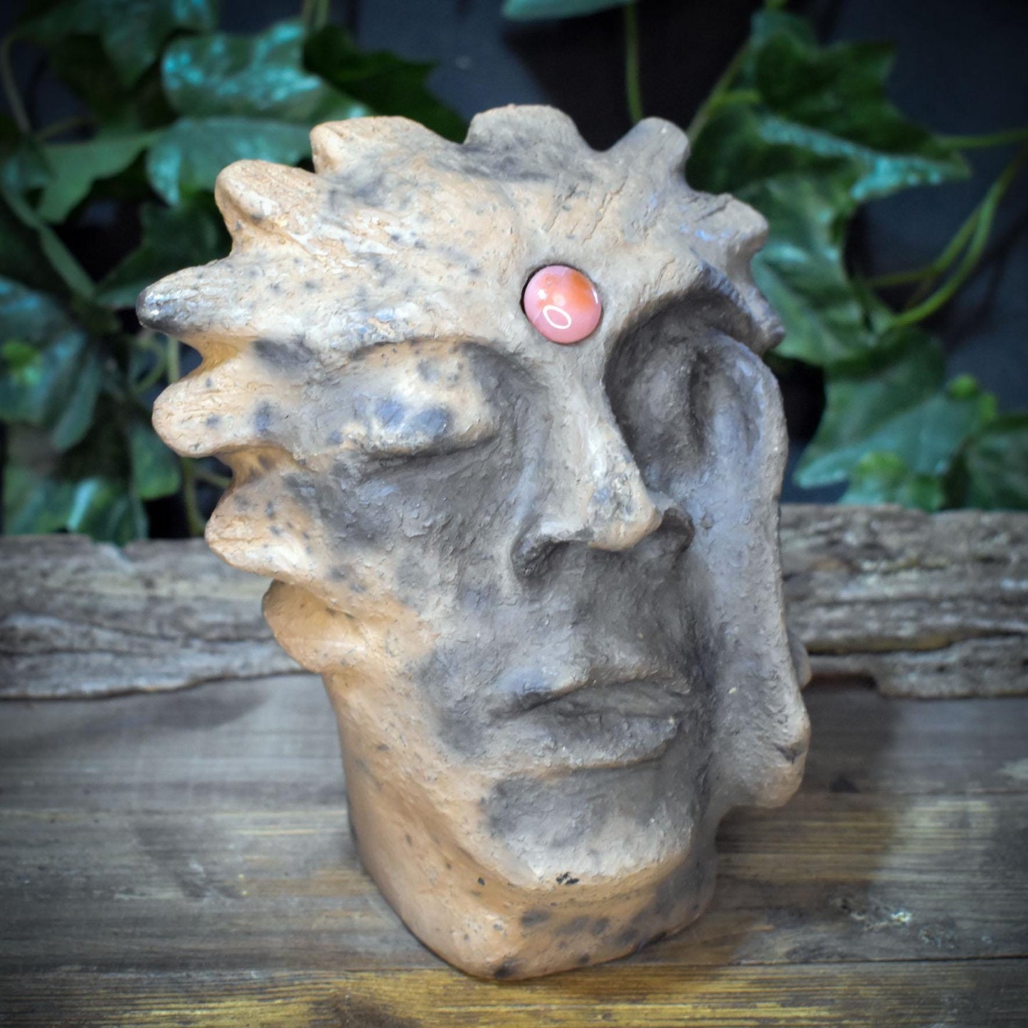 Ahnenskulptur Keramik Maske mit Karneol | Archaische Kunst Figur für Hausaltar & Meditation | Rituelle Skulptur Naturspiritualität SKU300