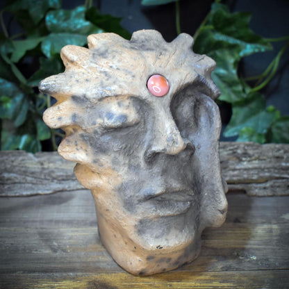 Ahnenskulptur Keramik Maske mit Karneol | Archaische Kunst Figur für Hausaltar & Meditation | Rituelle Skulptur Naturspiritualität SKU300
