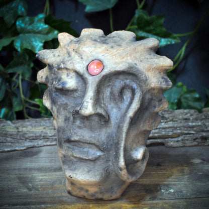 Ahnenskulptur Keramik Maske mit Karneol | Archaische Kunst Figur für Hausaltar & Meditation | Rituelle Skulptur Naturspiritualität SKU300