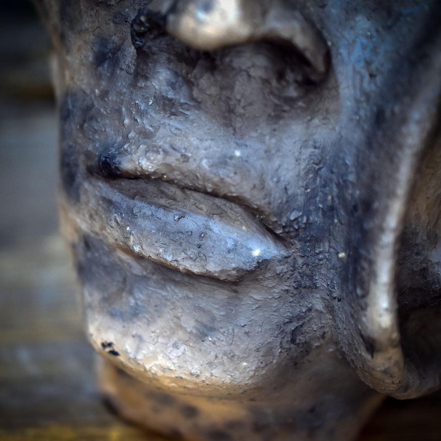 Ahnenskulptur Keramik Maske mit Karneol | Archaische Kunst Figur für Hausaltar & Meditation | Rituelle Skulptur Naturspiritualität SKU300