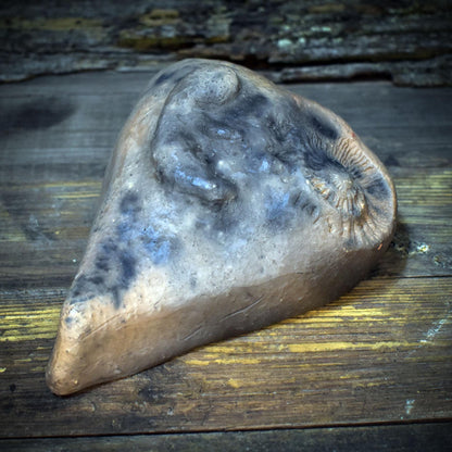 Skulptur Herz Embryo Ammonit Ton Keramik, Gedenkstein Sternenkind Trauerbegleitung, Archaische Kunst Handgefertigt, Ritual Stein AEP012