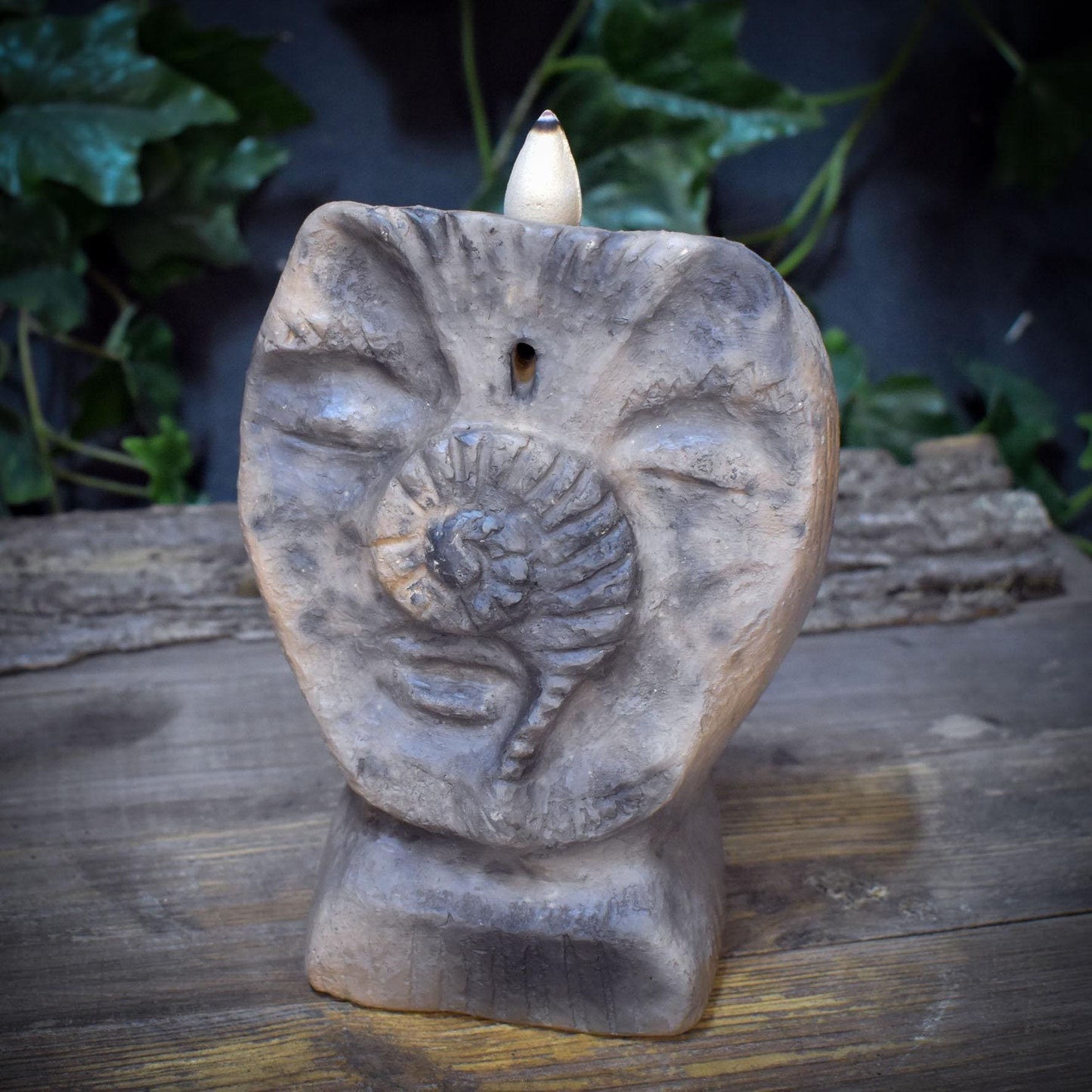 Rückfluss Räucherkegelhalter Ahnenskulptur | Räuchergefäß Wasserfall mit Spirale | Spirituelle Deko & Altar Figur Keramik 1,4kg RÄH071