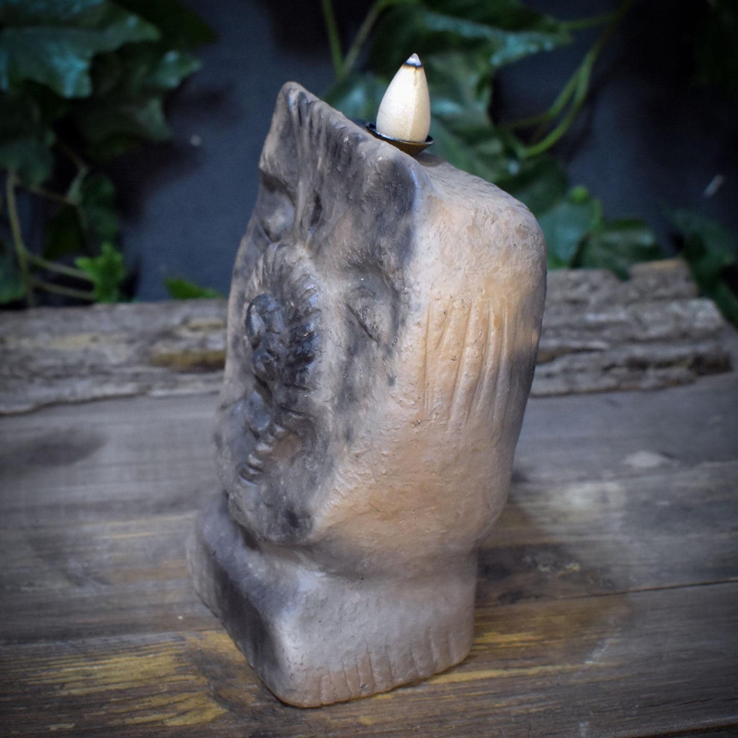 Rückfluss Räucherkegelhalter Ahnenskulptur | Räuchergefäß Wasserfall mit Spirale | Spirituelle Deko & Altar Figur Keramik 1,4kg RÄH071