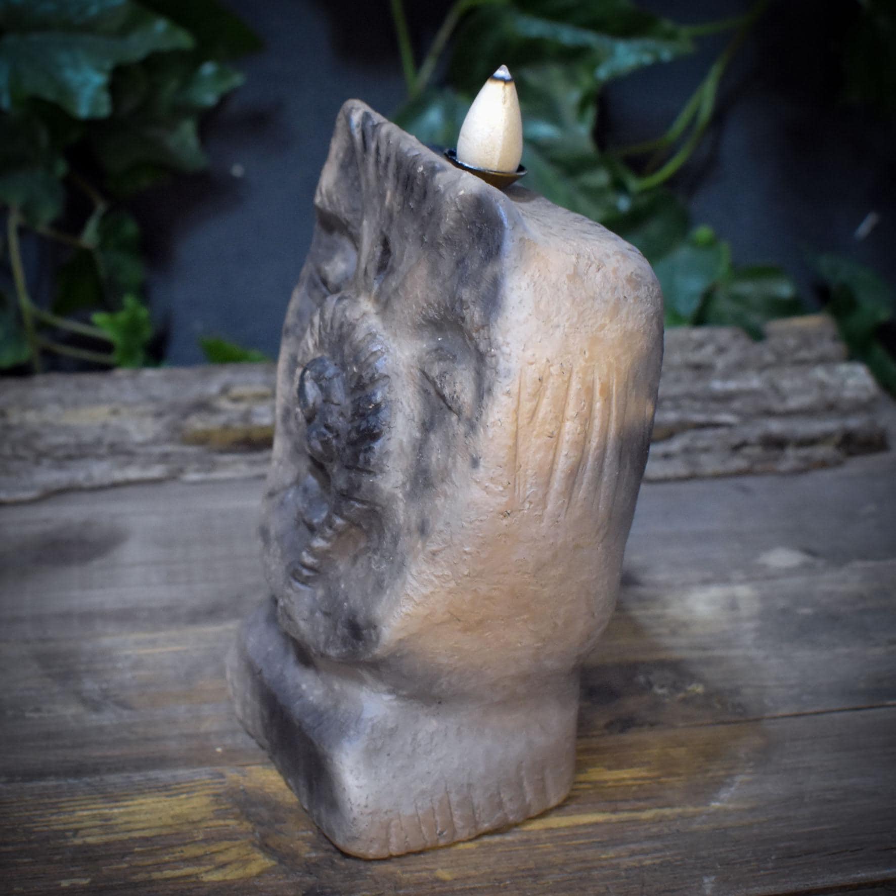 Rückfluss Räucherkegelhalter Ahnenskulptur | Räuchergefäß Wasserfall mit Spirale | Spirituelle Deko & Altar Figur Keramik 1,4kg RÄH071