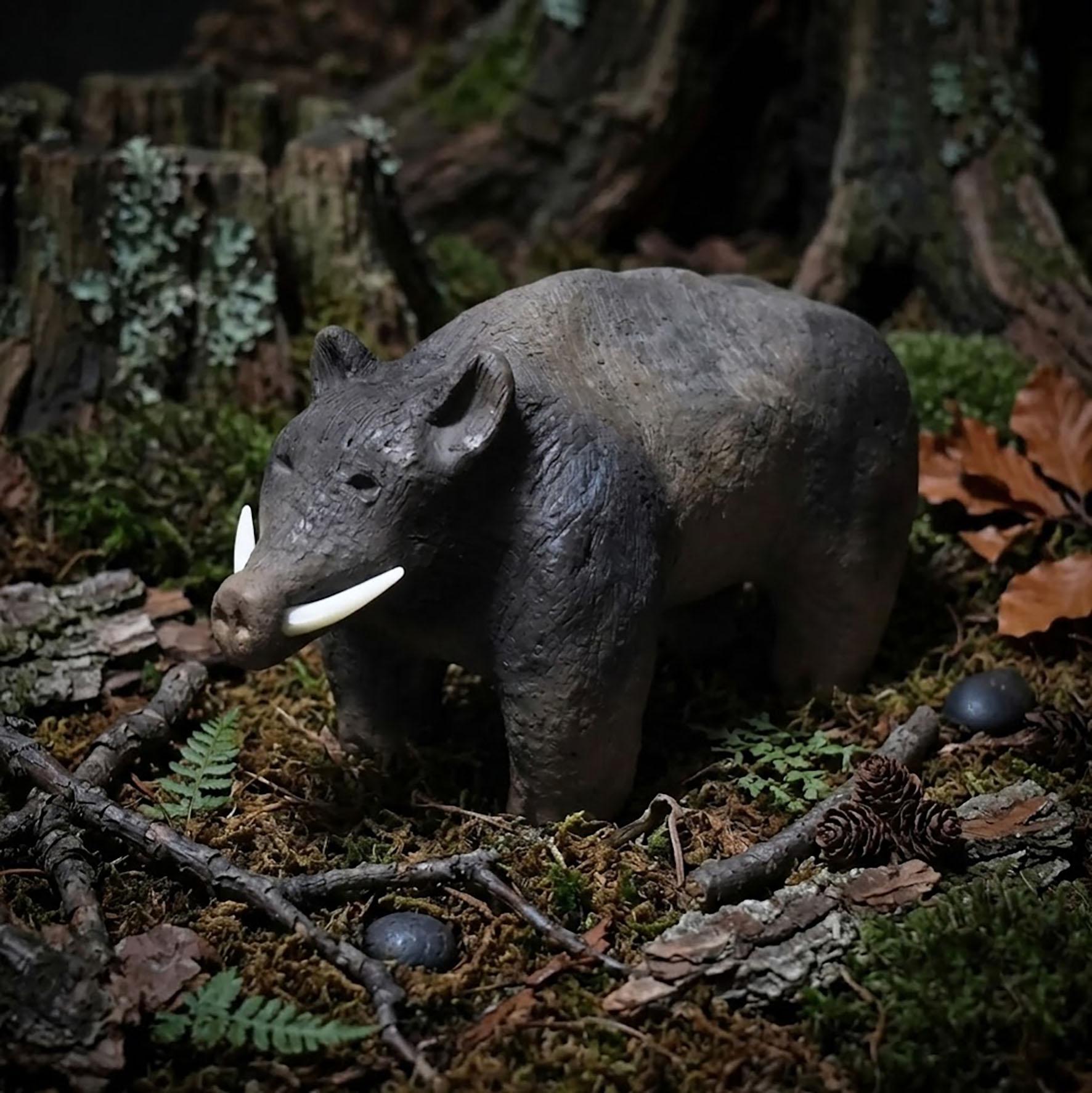 Krafttier Wildschwein – Archaische Skulptur mit Hauern aus Muschelschale - Schutz, Mut und unbändige Lebenskraft - Art.Nr.: SKU119