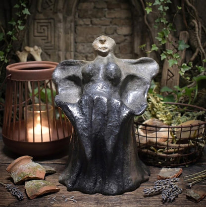 Mystische Dunkler Engel Figur - Rustikale Ton Statue für spirituelle Räume - im Rauchbrandverfahren gefärbt