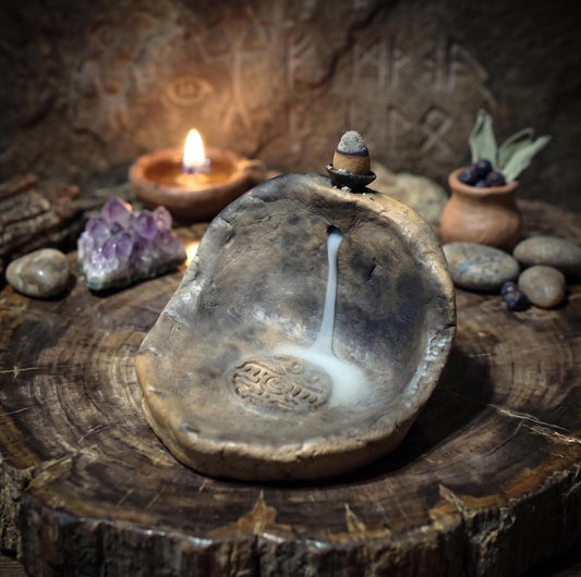 Rückfluss Räucherkegelhalter – kleiner Altar mit schamanischem Adler Symbol aus Rauchbrandton