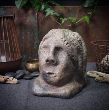 Handgefertigte Medusa Skulptur aus traditionell gebranntem Ton – Einzigartige Rauchbrandkunst der griechischen Mythologie