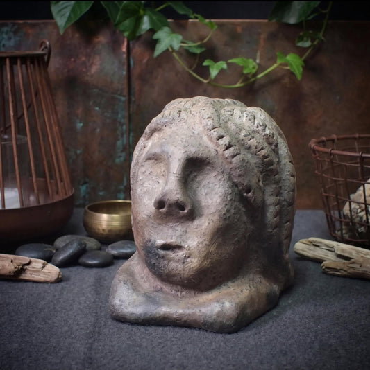 Handgefertigte Medusa Skulptur aus traditionell gebranntem Ton – Einzigartige Rauchbrandkunst der griechischen Mythologie