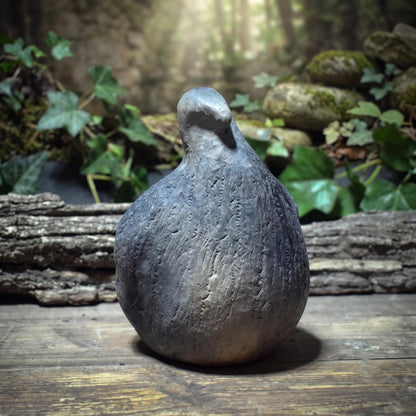 Krafttier Taube Skulptur aus Ton – Symbol für Frieden, Sanftheit und Verbindung