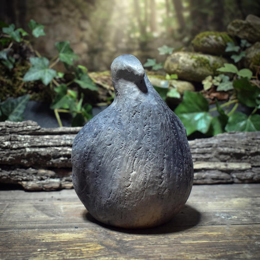 Krafttier Taube Skulptur aus Ton – Symbol für Frieden, Sanftheit und Verbindung