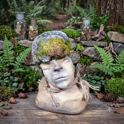 Waldgeist Skulptur, Archaische Büste aus Ton mit Baumpilz & Moos, Meditative Kopf-Figur, Spirituelle Kunst, Handgefertigtes Unikat