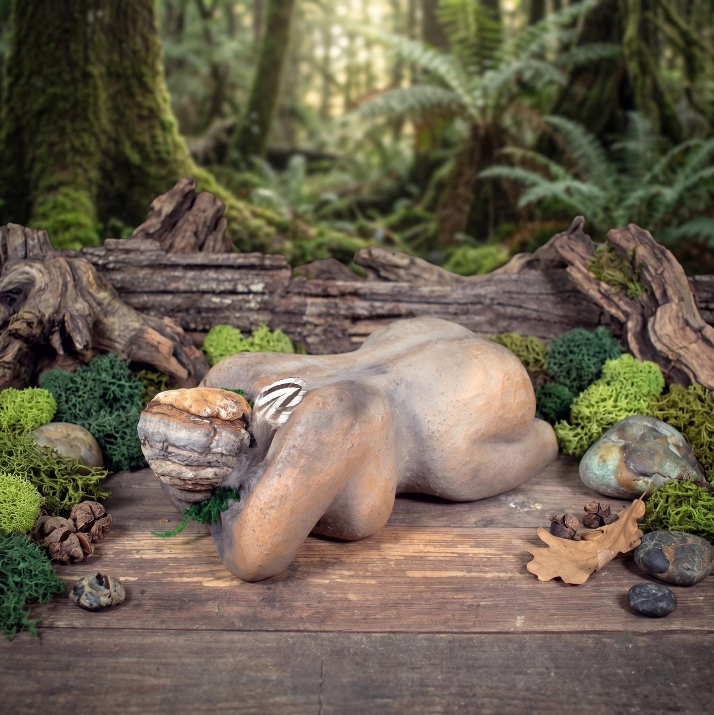 Ruhende Erdmutter Skulptur, Archaische Frauenfigur aus Keramik mit Baumpilz, Spirituelle Waldkunst, Handgefertigt, Symbol für Rückzug