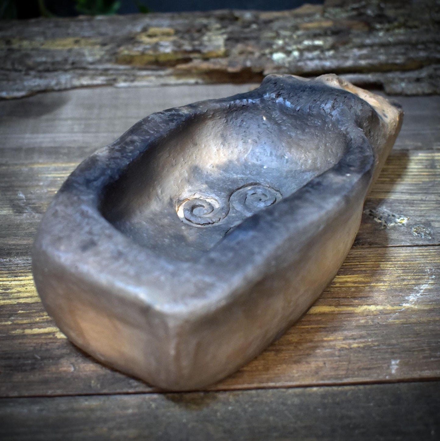 Räucherschale Cernunnos Keramik | Archaische Tonschale mit Triskele | Kelten Kunst Rauchritual Gefäß Unikat RÄG093